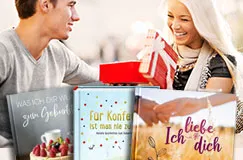 Ein junger Mann übergibt einer jungen blonden Frau ein Geschenk. Im Vordergrund drei Buchcover aus der Kategorie.