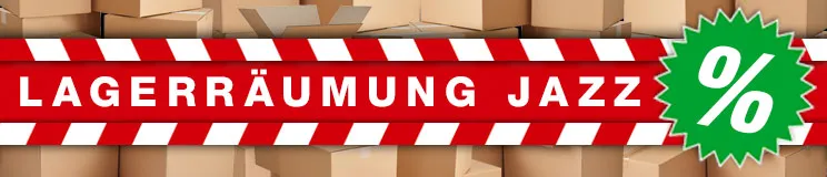 "LAGERRÄUMUNG JAZZ" in einem rot-weißen Banner mit Kartons im Hintergrund und grünem Prozent-Symbol.