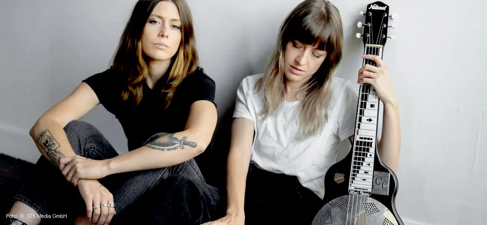 Larkin Poe – Rebecca Lovell, Megan Lovell