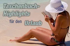 Frau im Bikin mit weißen Hut liest am Strand