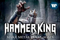 "HAMMER KING" und "MAKE METAL ROYAL AGAIN" sind in großen Buchstaben zu sehen. Ein gepanzerter, gekrönter Krieger im Hintergrund.