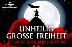 "Unheilig Grosse Freiheit 15 Jahre Jubiläumsedition". Silhouette auf Schiff, Mond im Hintergrund, rote Wolken.
