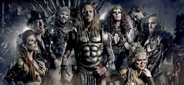 Mittelalterlich-fantastisch gekleidete Gruppe mit Rüstungen und Kronen, eine starke und mystische Atmosphäre.