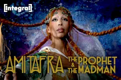 AMI TAF RA THE PROPHET & THE MADMAN. Eine Frau mit langem Haar vor einem bunten, mystischen Hintergrund.