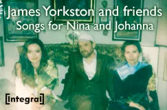 "James Yorkston and friends, Songs for Nina and Johanna." Drei Personen auf einem Sofa, darunter ein Mann mit Mütze.