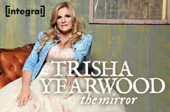 Text: "TRISHA YEARWOOD the mirror". Oben links Logo "Integral". Frau in hellem Kleid sitzt auf Sofa, trägt Jeansjacke.