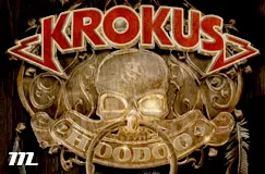"KROKUS" in Rot über einem Schädel mit Hörnern. Darunter "HOODOO". Rustikales, metallisches Design.