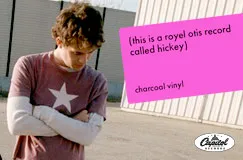 Pinkes Rechteck mit Text: "(this is a royel otis record called hickey) charcoal vinyl". Person im Stern-Shirt daneben. Logo unten.