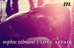 "sophie zelmani | LOVE AFFAIR", Frau in Lederjacke sitzt im Wald, sanftes, rosa Licht, Logo oben rechts.