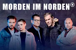 "MORDEN IM NORDEN" in weißen Buchstaben. Fünf Personen stehen nebeneinander vor einem dunklen Hintergrund.