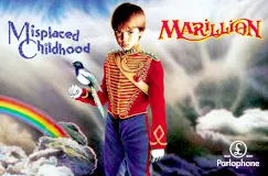 Texte: "Misplaced Childhood", "Marillion". Illustration eines Jungen in Militärjacke mit Vogel, Regenbogen und Wolken im Hintergrund.