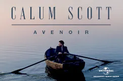 CALUM SCOTT, AVENOIR. Eine Person rudert in einem Holzboot auf ruhigem Wasser. Universal-Logo unten rechts.