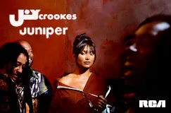 Text: "Joy Crookes", "Juniper", "RCA". Eine Frau im Fokus, umgeben von anderen Personen vor einem dunklen Hintergrund.