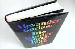 "Alexander Gorkow, Die Kinder hören Pink Floyd." Ein gebundenes Buch mit schwarzem Cover und buntem Text.