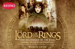 "THE LORD OF THE RINGS: THE FELLOWSHIP OF THE RING" Soundtrack von Howard Shore. Zusammenstellung von Hauptfiguren auf braunem Hintergrund.