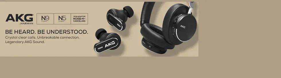 AKG und HARMAN. N9, N5, Geräuschunterdrückung. "BE HEARD. BE UNDERSTOOD." Kopfhörer und Ohrhörer auf beigem Hintergrund.