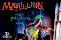 „Marillion“ und „Script for a Jester’s Tear“ stehen in bunten Buchstaben. Ein Harlekin spielt in einem düsteren Raum Geige.