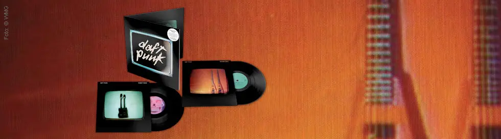 "Daft Punk" auf einem Schallplattencover. Davor liegen zwei Schallplatten mit futuristisch anmutenden Grafiken.