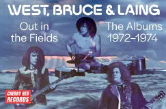 "West, Bruce & Laing: Out in the Fields, The Albums 1972-1974." Musikalische Illustration mit drei Musikern und Meer.