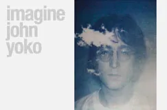 Text: "imagine john yoko". Illustration eines Mannes, John Lennon, dessen Gesicht teils von Wolken verdeckt ist.