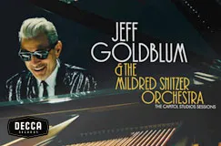 "Jeff Goldblum & The Mildred Snitzer Orchestra" in gelber und weißer Schrift, ein Mann im Anzug spielt Klavier.