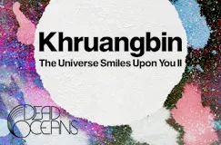 „Khruangbin The Universe Smiles Upon You II.“ Illustration mit bunten Farbspritzern. Logo: Dead Oceans.