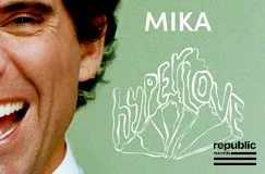 Text: MIKA, hyperlove. Ein Lächeln eines Mannes ist halb verdeckt. Rechts unten ist ein schwarz-weißes Logo.