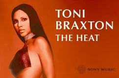 "Toni Braxton The Heat" in weißer Schrift. Eine Frau in modischer Kleidung vor einem orange-roten Hintergrund.