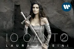 Der Text im Bild lautet "IO CANTO LAURA PAUSINI". Es zeigt eine Frau in einem glitzernden Kleid, die ein Schwert hält.