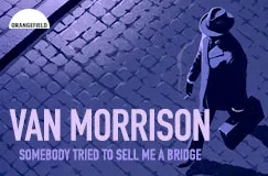 "VAN MORRISON, SOMEBODY TRIED TO SELL ME A BRIDGE" in lila Schrift. Eine Person in Mantel und Hut geht über Pflastersteine.