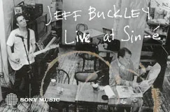 "Jeff Buckley Live at Sin-é" in handschriftlicher Schrift. Schwarz-weißes Café-Szene, Musiker mit Gitarre, sitzende Person.