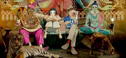 Auf einer bunten Illustration sitzt eine Gruppe mit exotisch gekleideten Figuren, begleitet von Tieren wie einem Tiger und Ziegen.