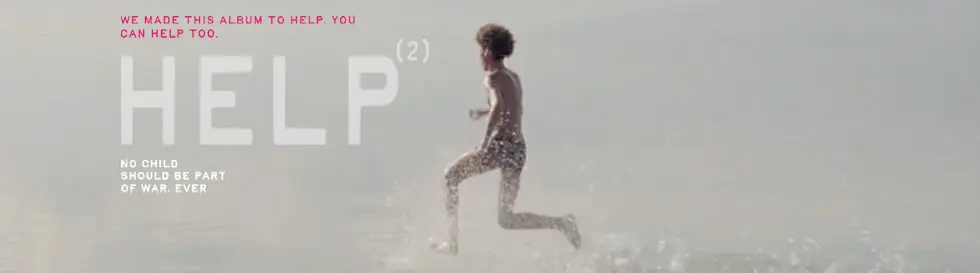 Text: "WE MADE THIS ALBUM TO HELP. YOU CAN HELP TOO. HELP (2)". Ein Kind läuft im Wasser.