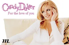 „Candy Dulfer, For the love of you“. Eine Frau sitzt lächelnd auf einem cremefarbenen Sofa, neben ihr ein Saxophon.