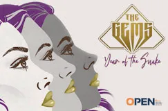 "The Gems - Year of the Snake". Drei stilisierte Frauenköpfe mit lila Haaren und goldenen Lippen. Logo: OPEN.