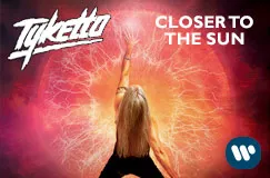 "Tyketto Closer to the Sun" – Eine Person streckt sich vor einer leuchtenden, sonnenartigen Kugel in die Höhe.