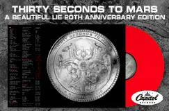 "THIRTY SECONDS TO MARS - A BEAUTIFUL LIE 20TH ANNIVERSARY EDITION." Silbernes Plattencover, rote Vinyl-Schallplatte. Capitol-Logo.