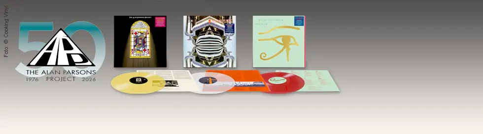 "The Alan Parsons Project" auf drei Schallplattenhüllen. Verschiedene LPs in Gelb, Rot und Transparent darunter.