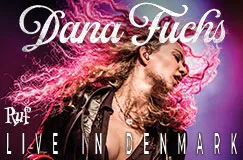 "Dana Fuchs Live in Denmark" in weißer Schrift. Eine Frau mit wehendem Haar und energiegeladenem Ausdruck.