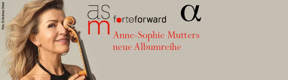 Anne-Sophie Mutters neue Albenreihe. Frau lächelnd mit Geige. Kreationen aus Buchstaben und Musiknoten. 