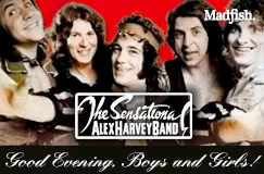 „The Sensational Alex Harvey Band“, „Good Evening, Boys and Girls!“. Menschen lächeln vor rotem Hintergrund.