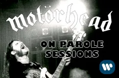 „Motörhead: On Parole Sessions“ in weißem und schwarzem Text. Rockmusiker spielt E-Gitarre, blaues Logo unten rechts.