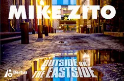 Text: "MIKE ZITO", "OUTSIDE OR THE EASTSIDE", "Bertus". Eine nasse Kopfsteinpflastergasse mit Gebäuden und Lichtern.