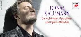 "JONAS KAUFMANN: Die schönsten Operetten- und Opern-Melodien." Profil eines Mannes, entspannt an eine weiße Wand gelehnt. 