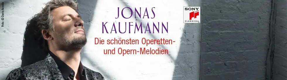 "JONAS KAUFMANN: Die schönsten Operetten- und Opern-Melodien." Profil eines Mannes, entspannt an eine weiße Wand gelehnt. 
