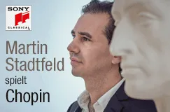 "Martin Stadtfeld spielt Chopin." Logo von Sony Classical. Ein Mann im Anzug blickt in die Ferne neben einer Chopin-Büste.