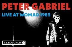 "PETER GABRIEL LIVE AT WOMAD 1982" in roten und blauen Buchstaben. Ein schwarz-weißes Foto eines Mannes auf einer Bühne.