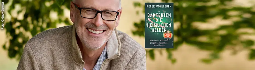Peter Wohlleben: Bakterien - Die heimlichen Helden. Buchcover und lächelnder Mann in beiger Kleidung.