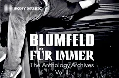 "BLUMFELD FÜR IMMER - The Anthology Archives Vol. II" steht in weißem Text über einem unscharfen schwarz-weiß Foto.