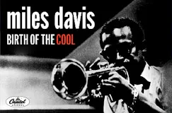 „Miles Davis - BIRTH OF THE COOL“ in Weiß und Rot, ein Musiker spielt Trompete, schwarz-weiß.